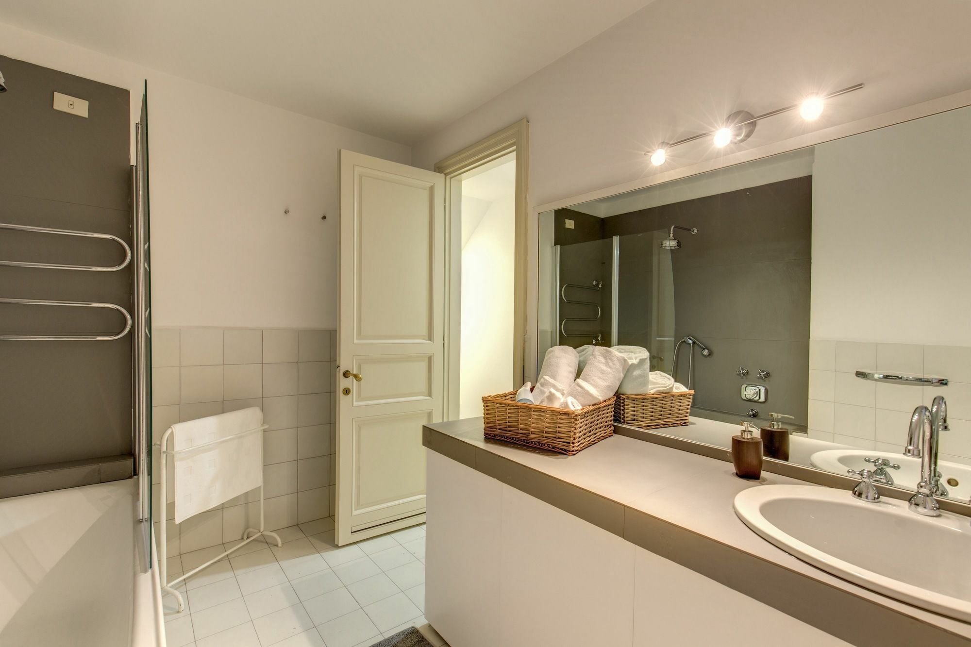 Trevi Miracle Suite Рим Екстериор снимка